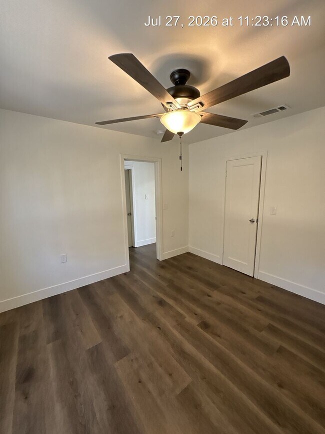 Building Photo - Cozy Home Now Available in Dinuba!!!