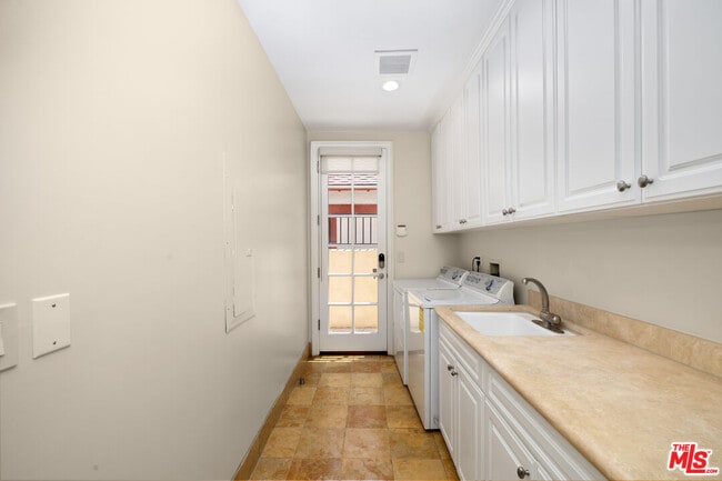 Building Photo - 314 N Palm Dr