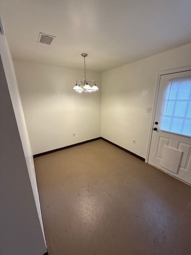 Building Photo - 1002 E 22nd St