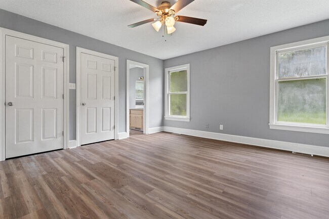 Building Photo - 1301 Roundtree Dr