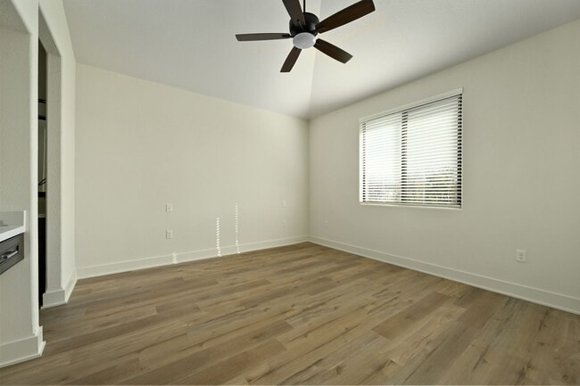 Building Photo - Stunning 2-bedroom, 2-bathroom Townhome In...