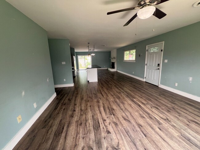 Building Photo - 200 N Willow Ln