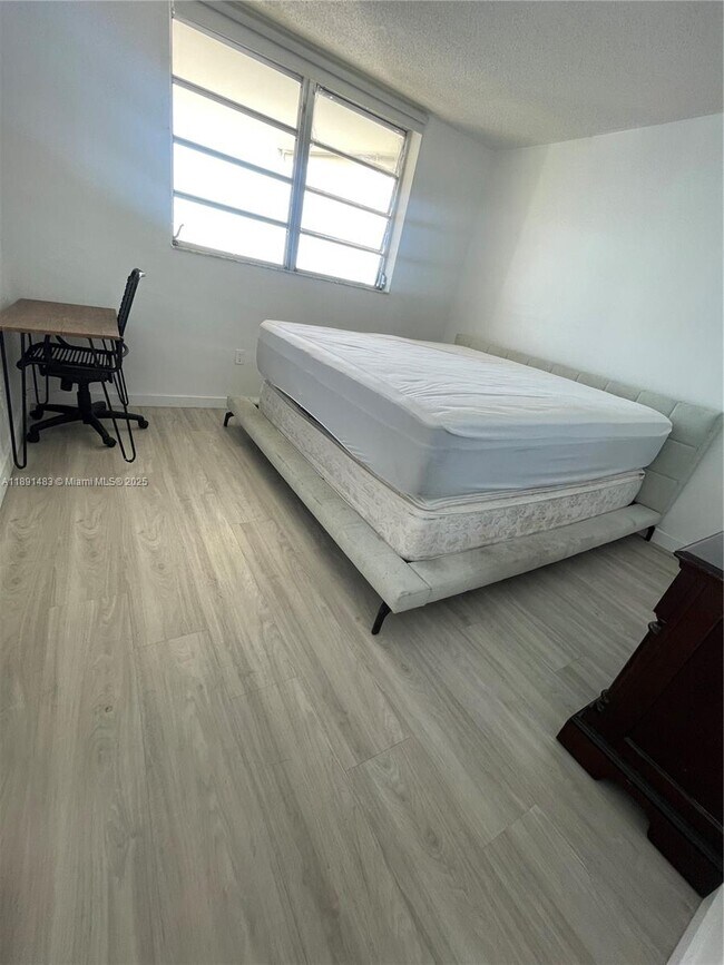 Building Photo - 2910 Point E Dr