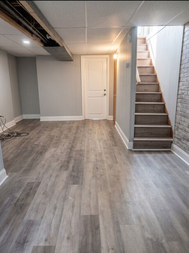 Building Photo - 1142 E Woodlawn St