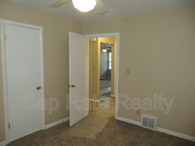 Building Photo - 469 S Waverly St