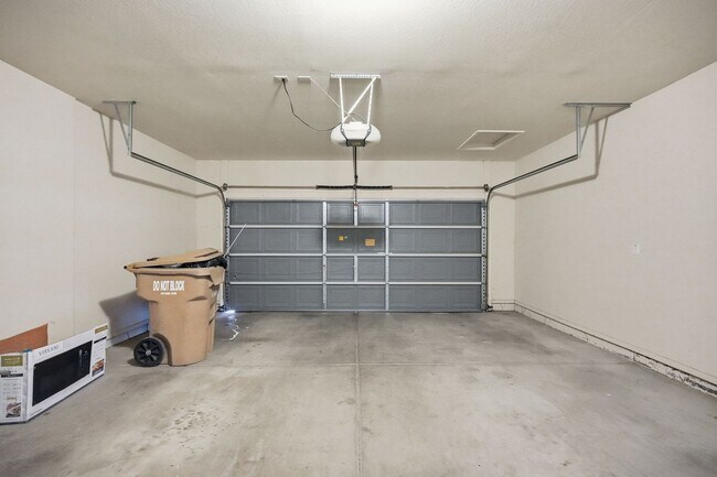 Building Photo - Large 4 Bedroom + Den home in Great Westwing Mountain Community