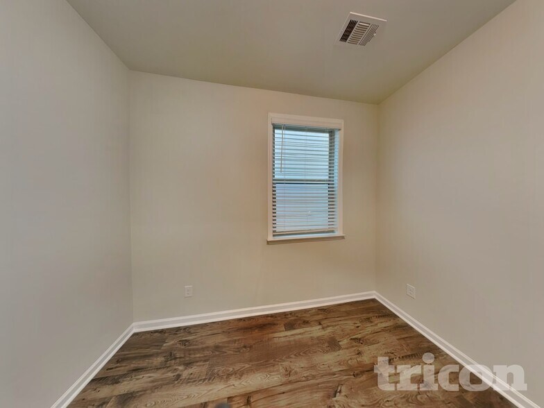 Building Photo - 203 Chapelcrest Ln