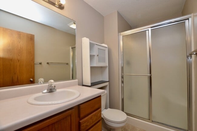 Building Photo - Lovely Altoona Split-Foyer