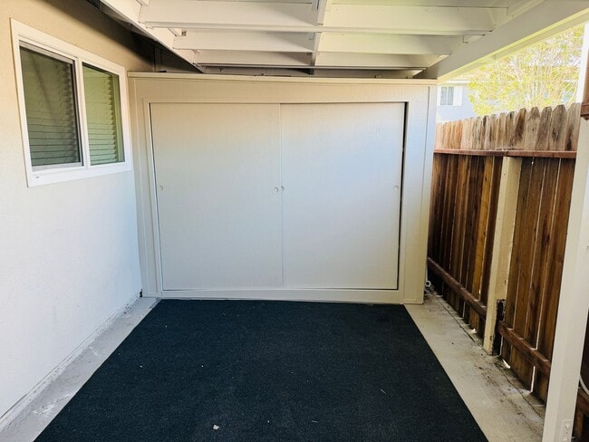 Building Photo - Turnkey Huntington Bay End Unit Near the Beach