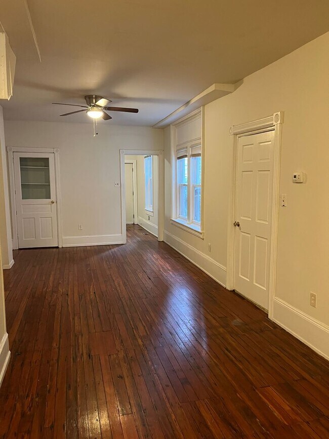 Building Photo - ???Spacious 4 Bedroom 1.5 Bath house locat...
