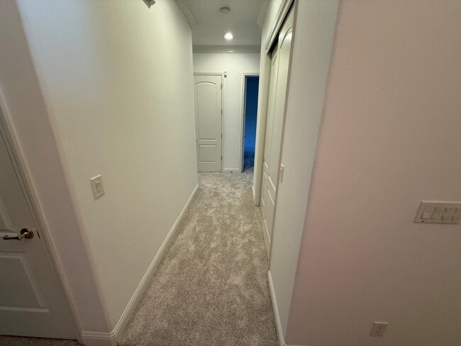 Building Photo - 10637 N Lochmoor Ln