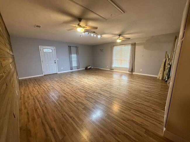 Building Photo - Pensacola - 32526- 4 bedroom, 2 bathroom - pool and lawn care included