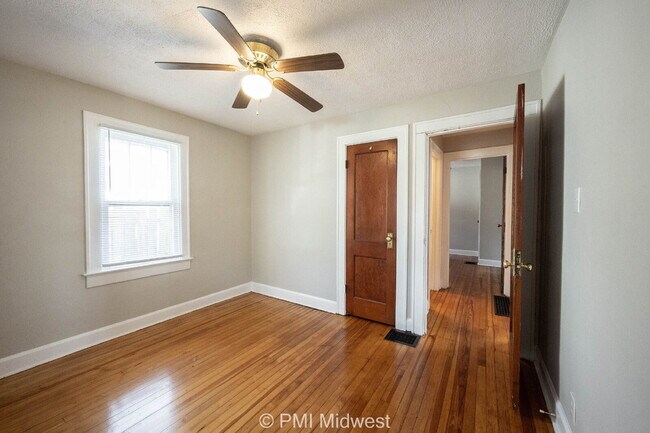 Building Photo - "Charming 2-Bedroom Retreat in Heart of In...