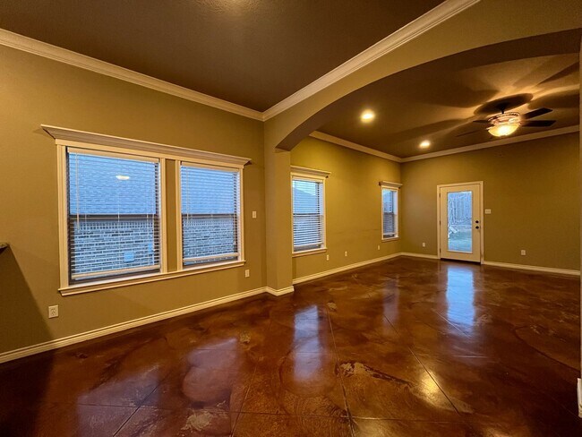 Building Photo - 3 Bedroom Single Family Home