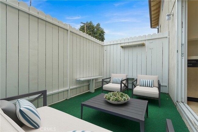 Building Photo - 22855 Vanowen St