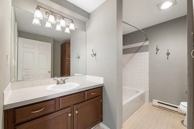 Building Photo - $1,600 - 1 Bed / 1 Bath Gorgeous Condo Unit in University District