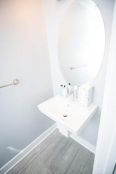 Building Photo - 2122 3rd St NE