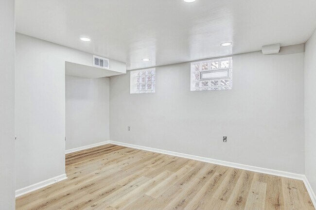 Building Photo - 1644 N 73rd Ct