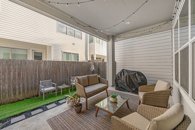 Building Photo - 8817 Hollister Pine Ct