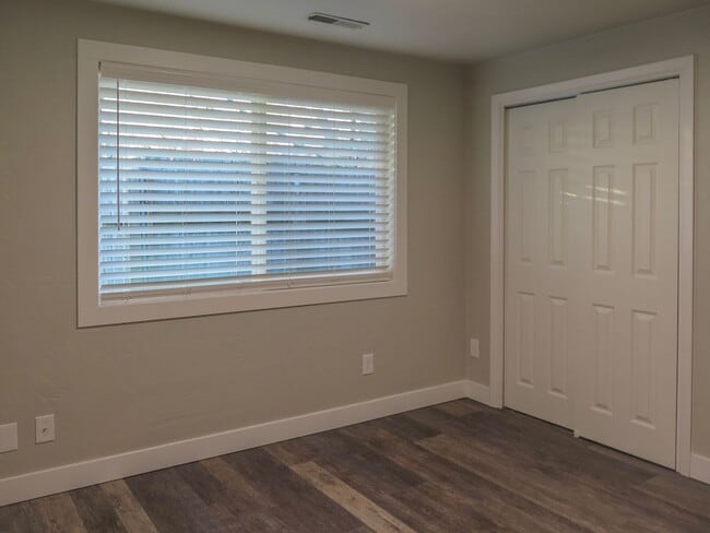 Building Photo - Updated 2 Bedroom Duplex in Salem Availabl...