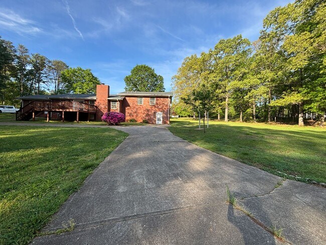 Building Photo - Space, Privacy & Flexibility – All in One Stunning Property