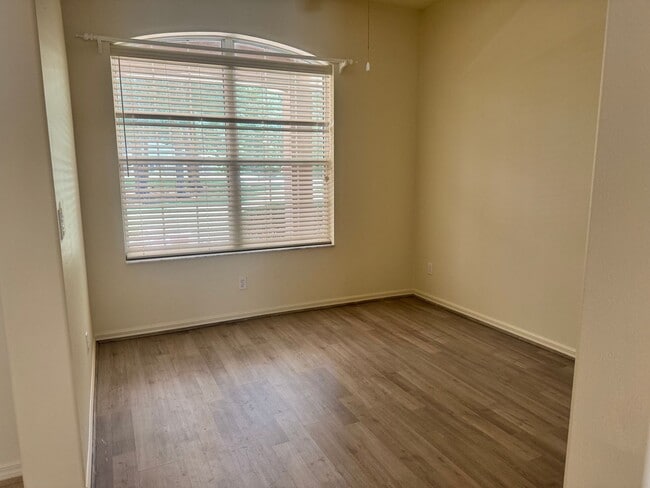 Building Photo - Beautiful 5 bed 3 bath POOL Home For Lease!