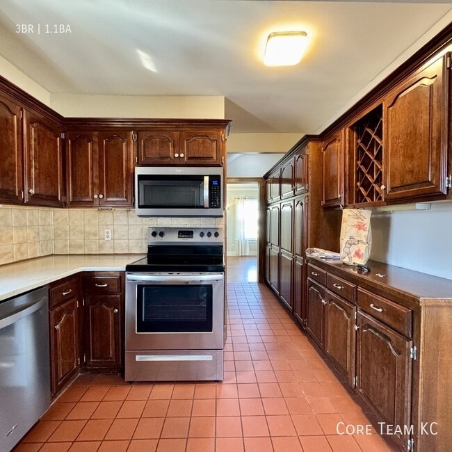 Building Photo - 411 W 60th Terrace