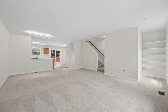 Building Photo - Garage Townhouse For Lease