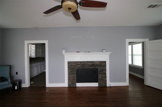 Building Photo - 418 3rd St