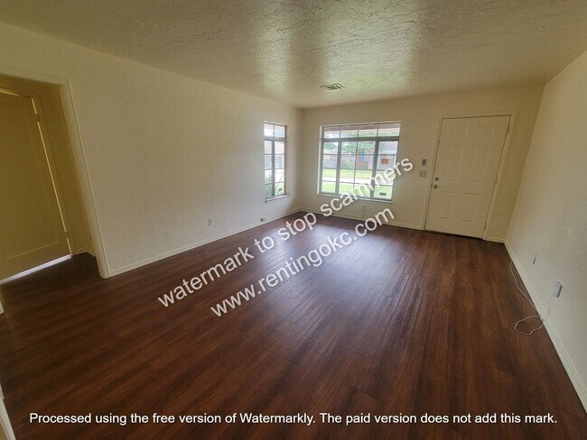 Building Photo - 3 OR 4 bed ready to go!