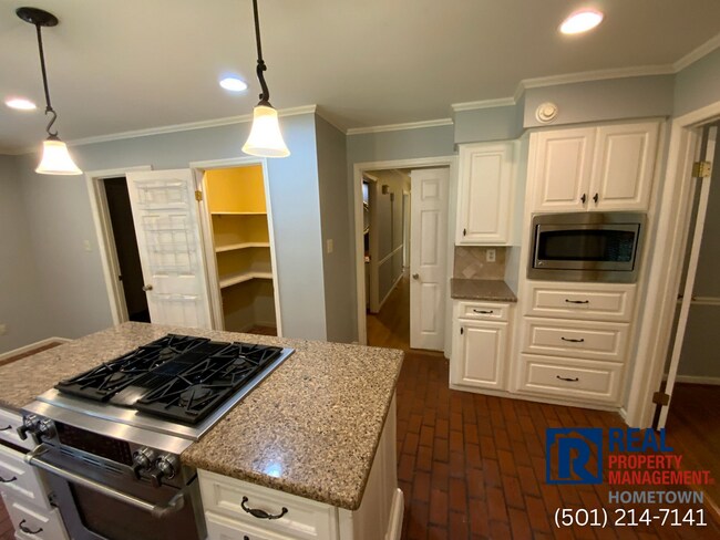 Building Photo - 711 Shea Dr