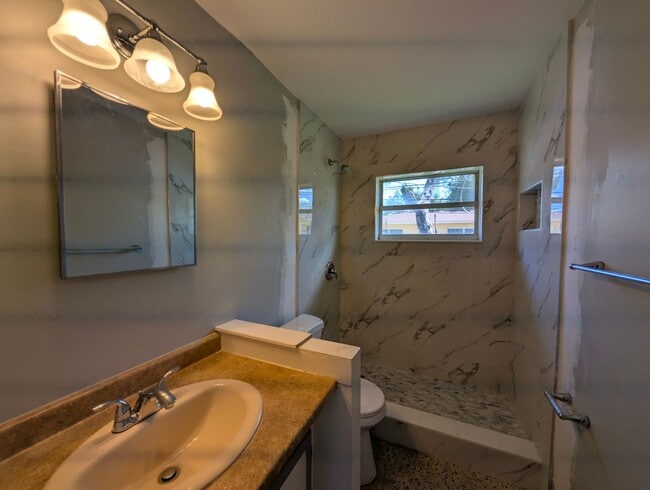 Building Photo - Well maintained 2 bedroom 1 bath rental available in Pine Castle!!