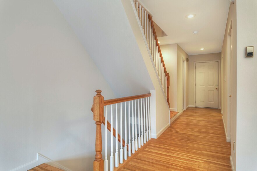Building Photo - 124 Panorama Dr