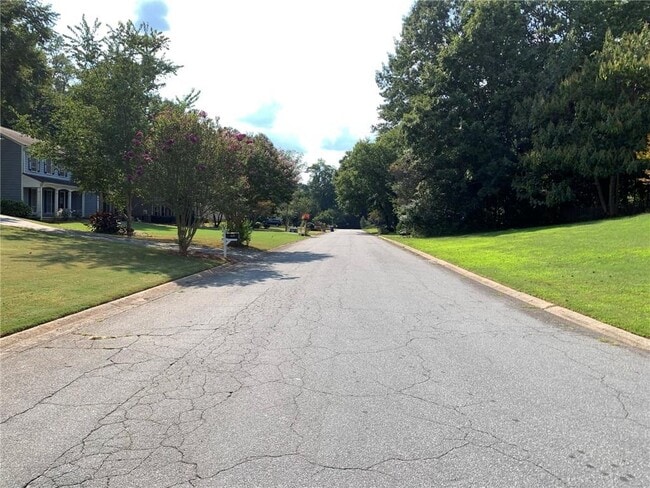 Building Photo - 4536 Woodlawn Lake Dr