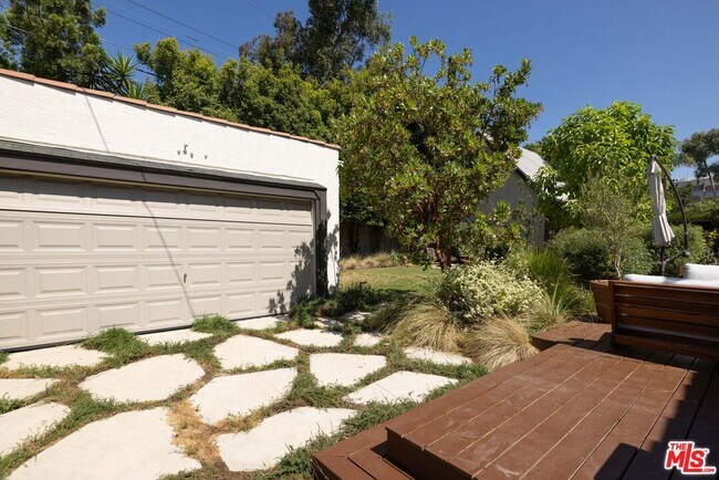 Building Photo - 851 Masselin Ave