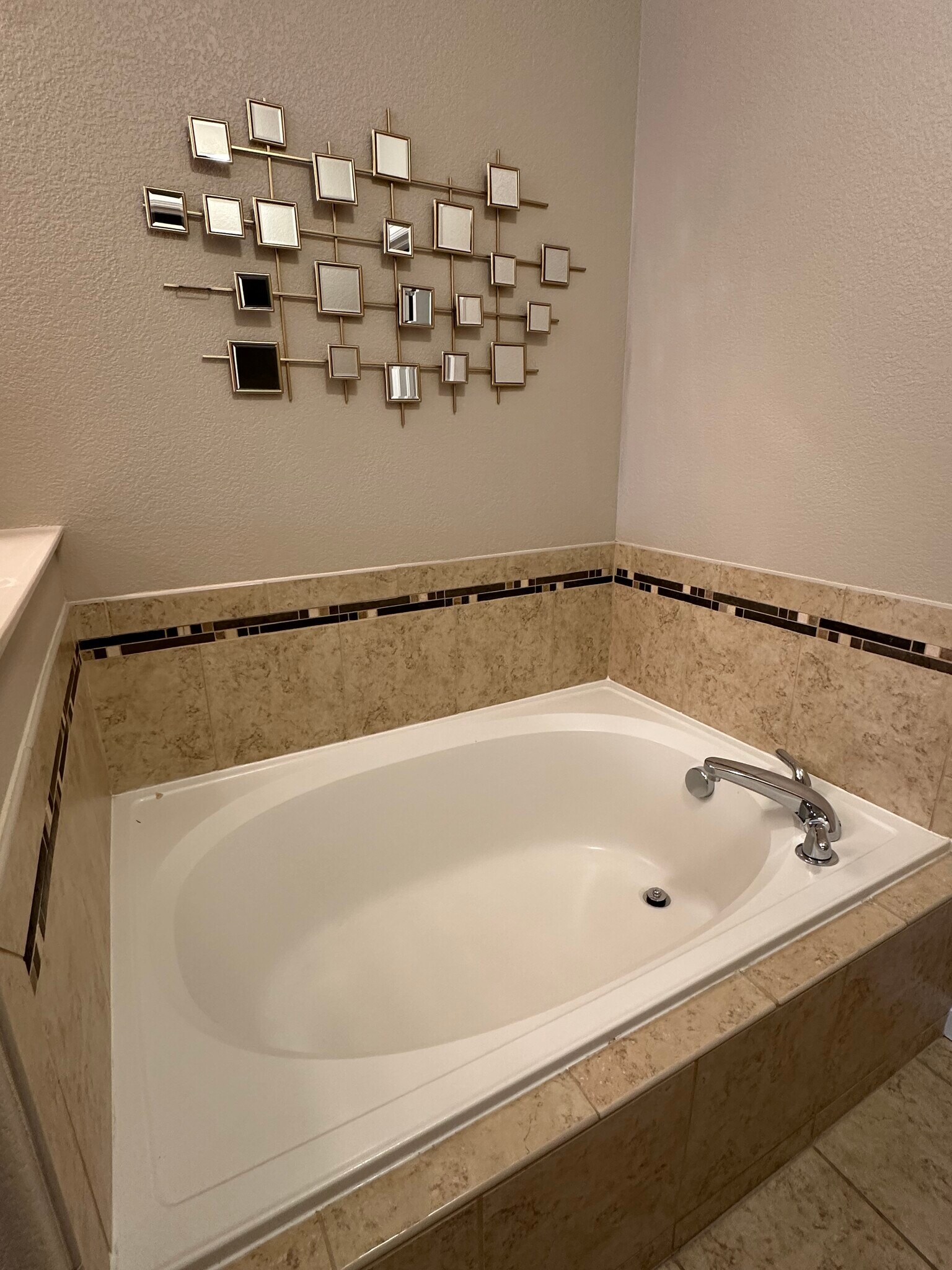 master bathtub - 6253 Kilmer Loop