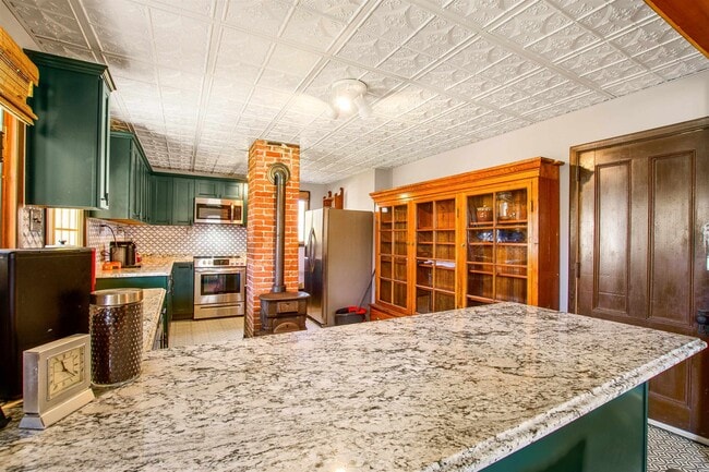 Building Photo - 19 Pine St