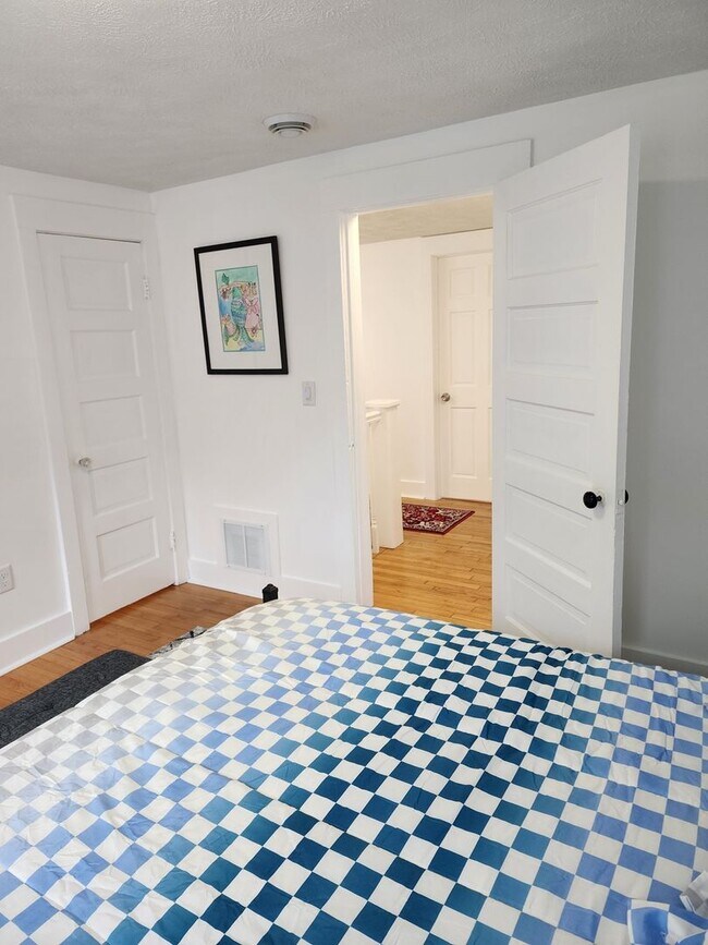 Building Photo - Remodeled 2 Story 3 Bedroom Home Located in SW Grand Rapids, MI