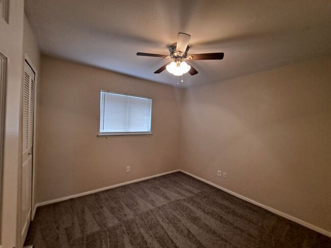 Building Photo - Move In Ready!  3/2/2 Great Location