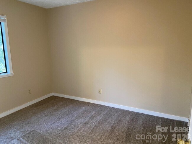 Building Photo - 1260 Fieldstone Rd