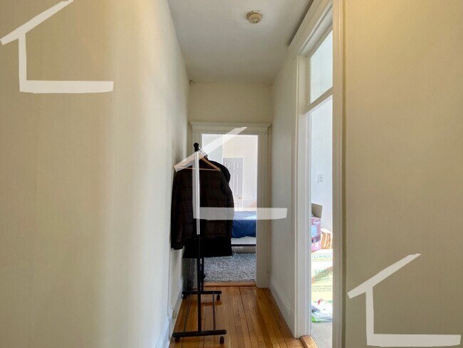 Building Photo - 6/1 Sunny charming Studio apartment just 1...