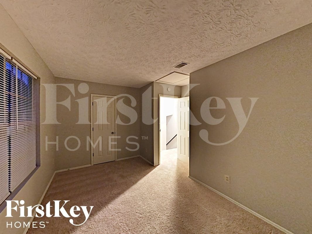 Building Photo - 1998 Glenwood Downs Dr