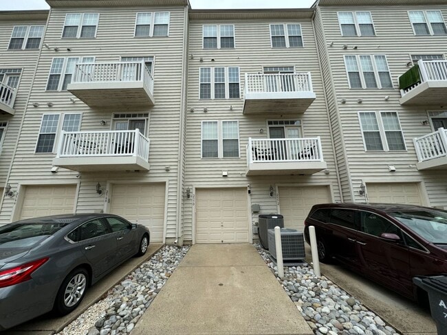 Building Photo - Stunning 3 Bed 2.5 Townhome In Amenity-Ric...