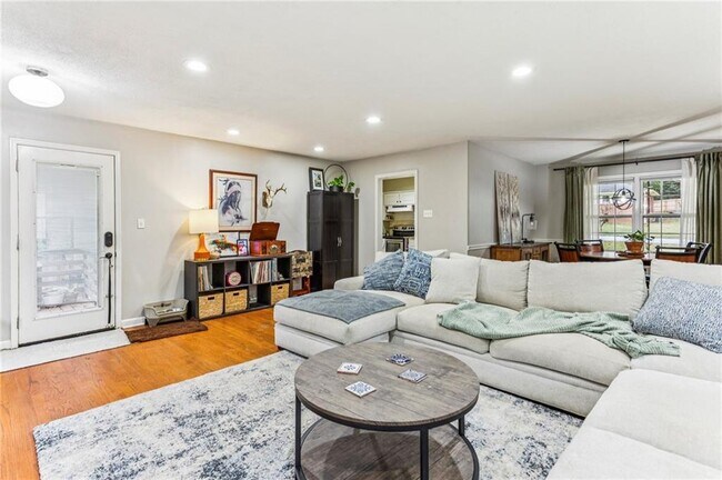 Building Photo - 2592 Woodacres Rd NE