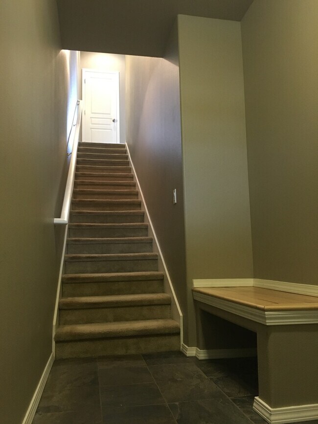 Building Photo - Large Two Bedroom Townhouse with Gas Fireplace in South Salem