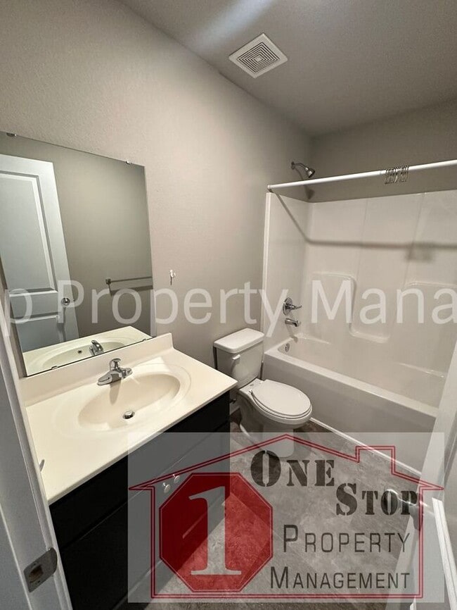 Building Photo - Gorgeous 3-Bed, 2.5-Bath Townhome in Raymore!