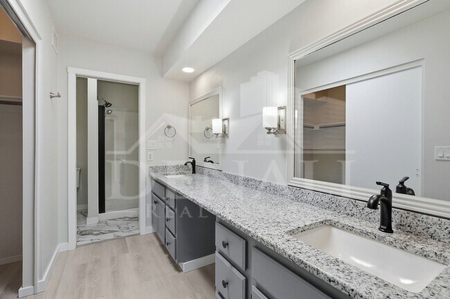 Building Photo - 10602 E Elmhurst Dr