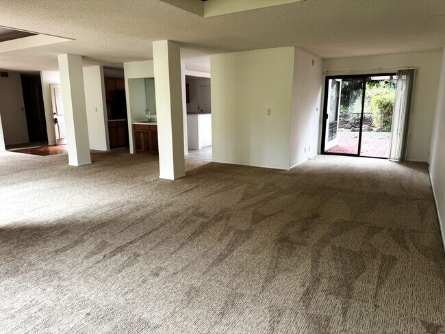 Building Photo - 3/2/2 - Spacious Golf Course Home in Gated Queens Gate II