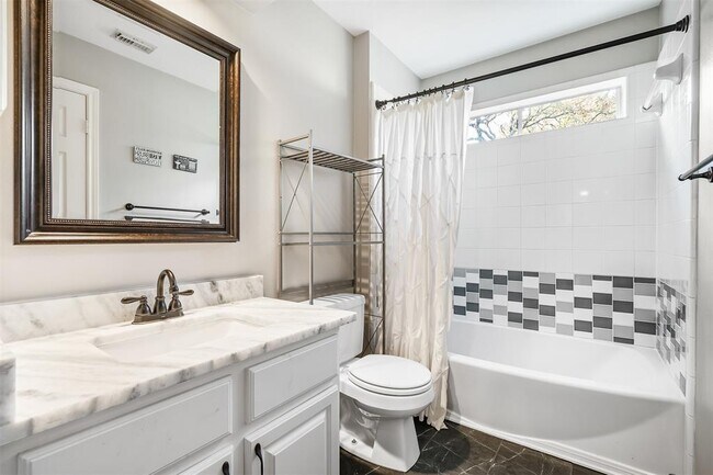 Building Photo - 11 Winrock Pl