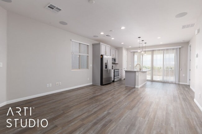Building Photo - Beautiful Home on Parliament Pt With Spect...
